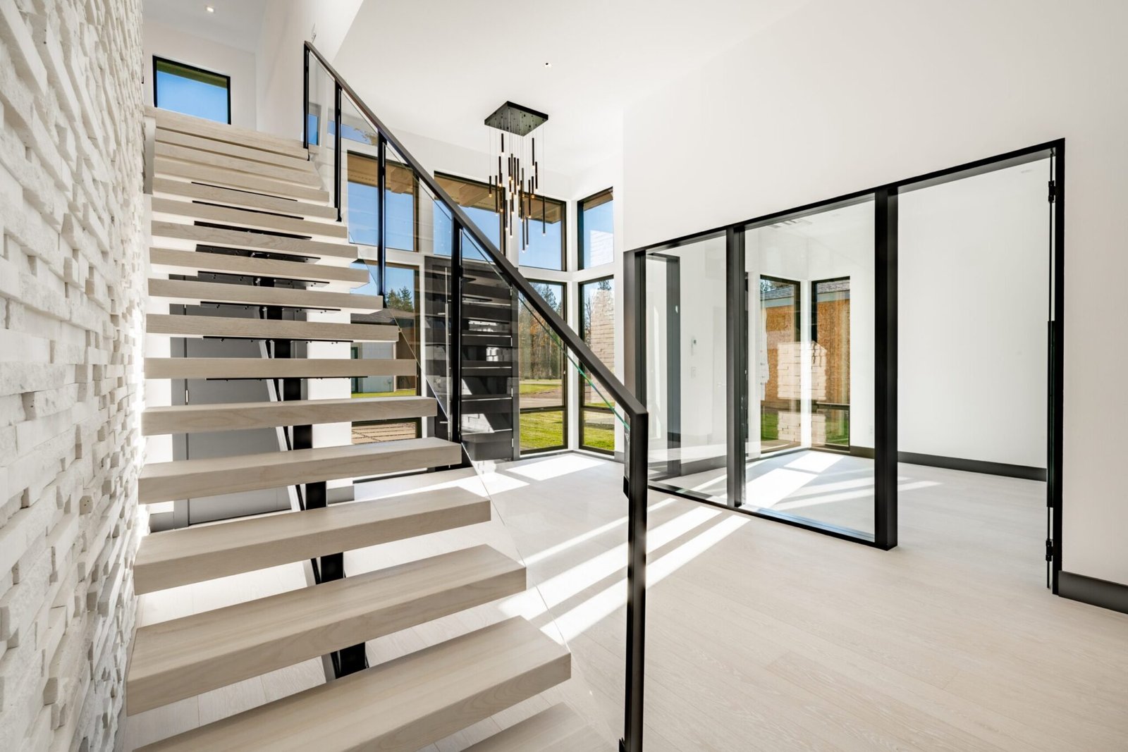 Contemporary,Modern,Home,Interior,Entry,Foyer,With,Large,Glass,And